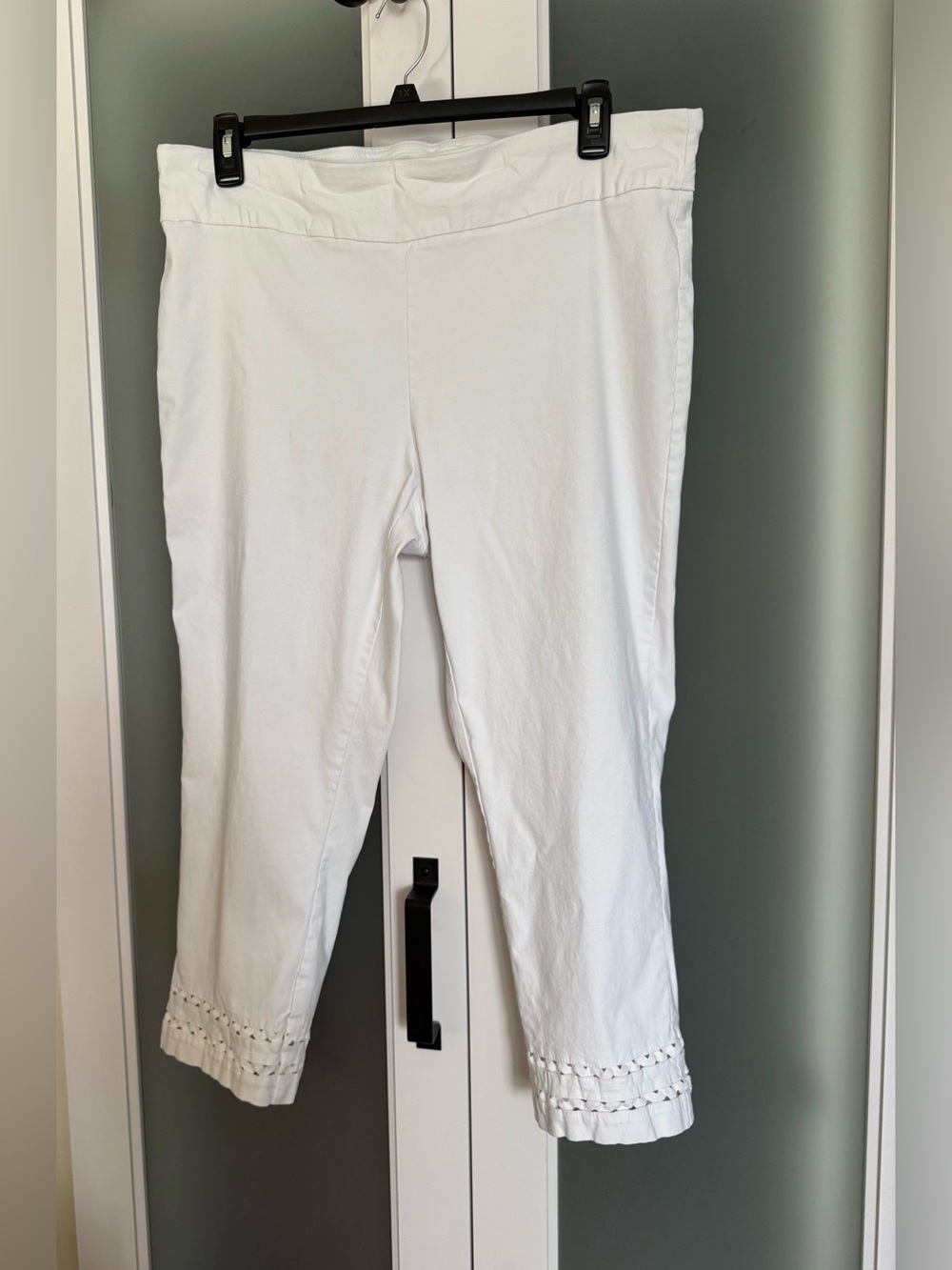 Crown & Ivy Classic White Cropped Pants